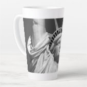 Tasse Latte Statue noire et blanche de la Liberté (Angle gauche)
