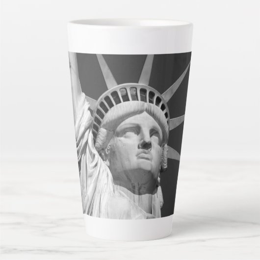Tasse Latte Statue noire et blanche de la Liberté (Devant)