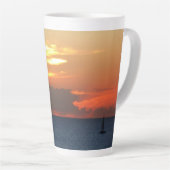 Tasse Latte Sunset Clouds and Sailboat Seascape (Angle droit)