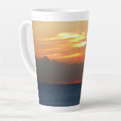 Tasse Latte Sunset Clouds and Sailboat Seascape (Angle gauche)