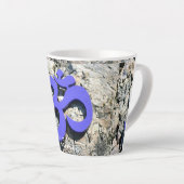 Tasse Latte Symbole Om Thunder_Cove (Angle droit)