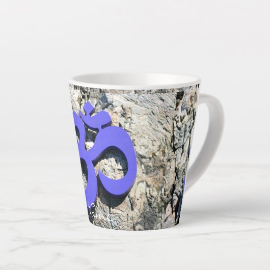 Tasse Latte Symbole Om Thunder_Cove (Angle droit)