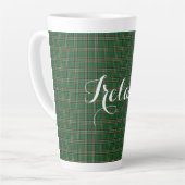 Tasse Latte Tartan national irlandais et texte personnalisable (Angle gauche)