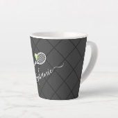 Tasse Latte Tennis Nom de script personnalisé Monogramme (Angle droit)