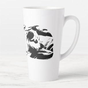 Tasse Latte Terrier de garde sur la couverture hivernale
