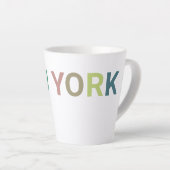 Tasse Latte Texte coloré de New York (Angle droit)