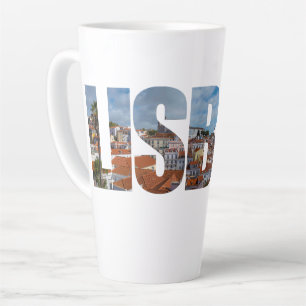 Tasse Latte Texte de Lisbonne composé de la vue panoramique de
