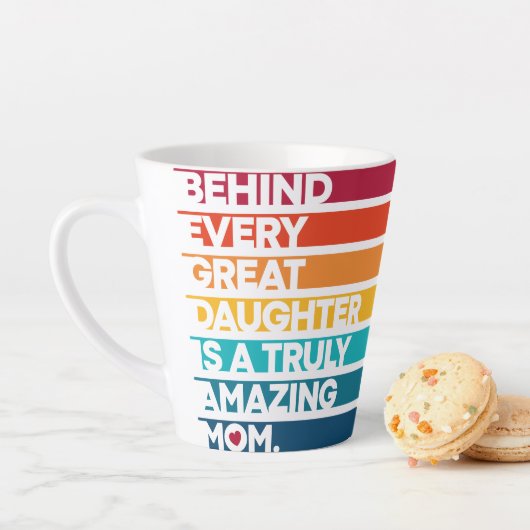 Tasse Latte Texte d'expression de design élégant pour la journ (En situation)