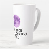 Tasse Latte The Moon Never Looked So Good T-Shirt (Angle droit)