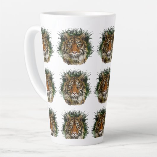 Tasse Latte Tigre À Travers L'Herbe (Angle gauche)