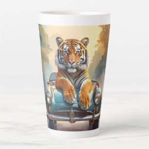 Tasse Latte Tigre assis sur une voiture de sport