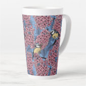 Tasse Latte Tit birds dans le jardin lilas (Angle droit)