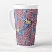 Tasse Latte Tit birds dans le jardin lilas (Angle gauche)
