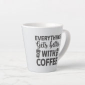 Tasse Latte Tout s'améliore avec du café (Angle droit)