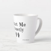 Tasse Latte Traitez-moi de la boue douce (Angle droit)
