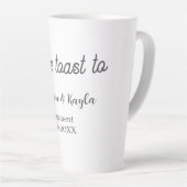 Tasse Latte Trinquons à nom de fête de fiançailles date élégan (Angle droit)