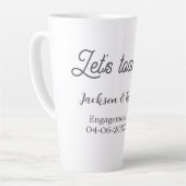 Tasse Latte Trinquons à nom de fête de fiançailles date élégan (Angle gauche)