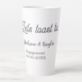 Tasse Latte Trinquons à nom de fête de fiançailles date élégan (Devant)