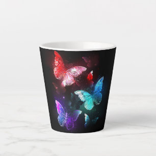 Tasse Latte Trois papillons brillants sur l'arrière - plan de