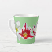 Tasse Latte Tulipes Blanches Rouges Fermer Lumineuses Touttes  (Angle gauche)