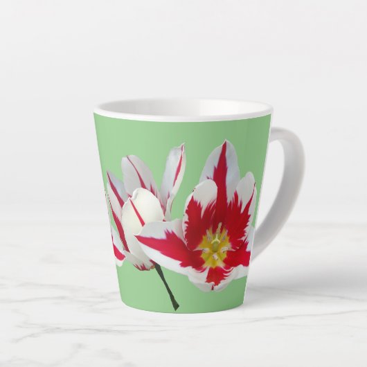 Tasse Latte Tulipes Blanches Rouges Fermer Lumineuses Touttes  (Angle droit)