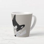 Tasse Latte Tuxedo Chilling de chat (Angle droit)