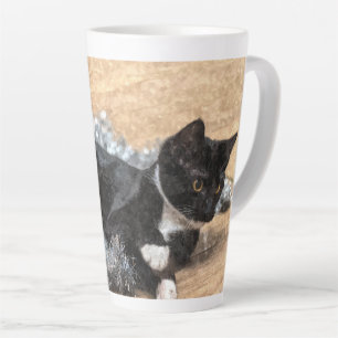 Tasse Latte Tuxedo Kitten Tinsel et lumières peint