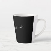 Tasse Latte Typographie de script blanc moderne Nom sur noir (Droite)
