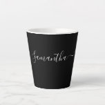 Tasse Latte Typographie de script blanc moderne Nom sur noir<br><div class="desc">Une tasse de nom de type de script moderne et tendance avec un type blanc sur le noir. ajoutez votre propre nom ou vos initiales. Si vous préférez choisir parmi de nombreuses autres polices, en cliquant sur "customiser plus loin" et en utilisant le menu police dans notre outil de conception....</div>