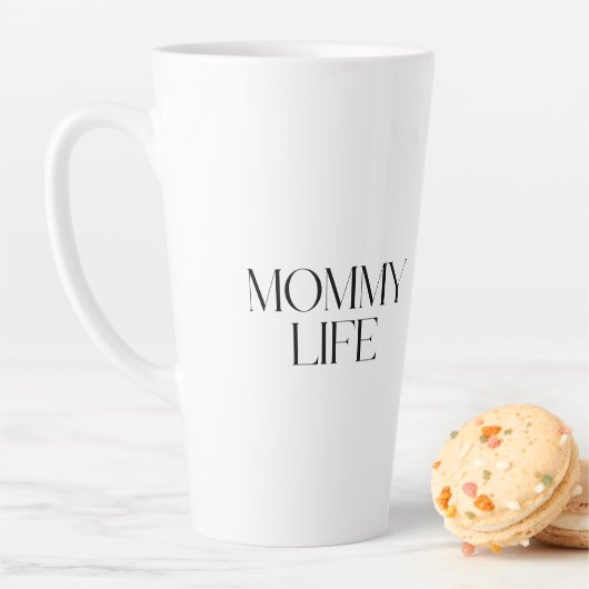 Tasse Latte Typographie moderne et classique Mommy Life (En situation)