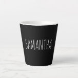 Tasse Latte Typographie moderne Nom blanc sur noir<br><div class="desc">Tasse moderne de style lettré à la main avec lettrage blanc sur tasse noire. Élégante tasse en latte moderne et personnalisée. Ajoutez votre nom ou vos initiales. Choisissez parmi nos nombreuses polices de caractères si vous préférez un style différent.</div>