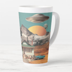 Tasse Latte UFO Surréaliste Au-Dessus D'une Maison Rustique