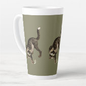 Tasse Latte Un chat japonais attrape une grenouille (Angle gauche)