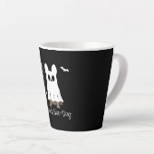 Tasse Latte Un chien de taureau français à Halloween (Angle droit)