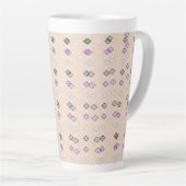 Tasse Latte Un foulard décoratif aux tons violets et marron, (Angle droit)
