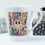 Tasse Latte Un Petit Peu Dramatique Drôle Super Dire<br><div class="desc">Un Petit Peu Dramatique Dramatique Super Dire Typographie Thé Café Latte Mug présente le texte "Un Petit Peu Dramatique" dans la typographie moderne sur un arrière - plan en damier rose avec des fleurs super,  des boulons éclairants et un visage souriant. Conçu par Evco Studio www.zazzle.com/store/evcostudio</div>