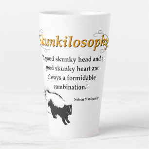 Tasse Latte Une bonne tête de skunky et un bon coeur de skunky