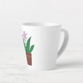 Tasse Latte Une fleur violette dans un pot (Angle droit)