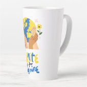 Tasse Latte Une unité mondiale pour l'Ukraine (Angle droit)