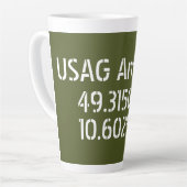 Tasse Latte USAG Ansbach Latitude Longitude (Angle gauche)