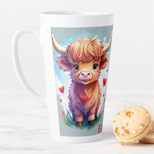 Tasse Latte Vache Whimsical Valentine Highland sur mesure, (En situation)