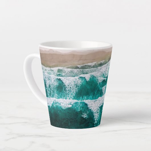 Tasse Latte Vagues océaniques dynamiques Vue côtière Pittoresq (Angle gauche)
