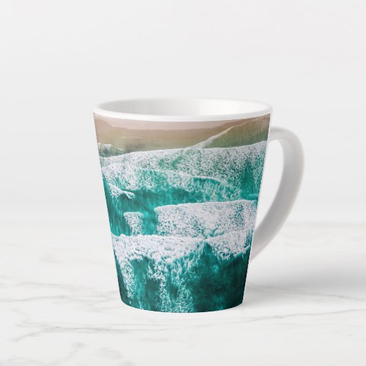 Tasse Latte Vagues océaniques dynamiques Vue côtière Pittoresq (Angle droit)