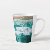 Tasse Latte Vagues océaniques dynamiques Vue côtière Pittoresq (Droite)