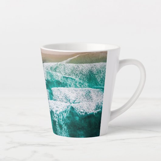 Tasse Latte Vagues océaniques dynamiques Vue côtière Pittoresq (Droite)