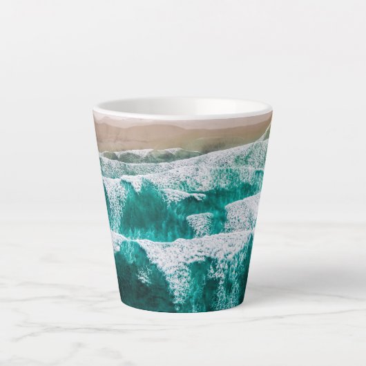 Tasse Latte Vagues océaniques dynamiques Vue côtière Pittoresq (Devant)