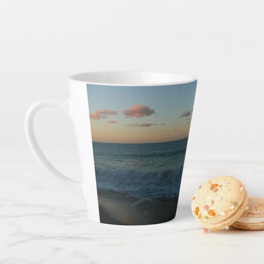 Tasse Latte Vagues s'écrasant au paysage de Sunset Beach (En situation)