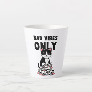 Tasse Latte Vibes incorrectes uniquement - Chat et crânes