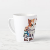 Tasse Latte Vibes incorrectes uniquement - Fierce Chat & Skuls (Angle gauche)