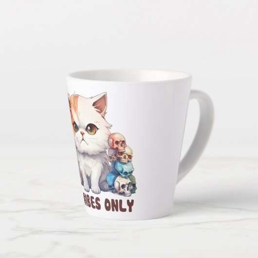 Tasse Latte Vibes incorrectes uniquement - Fierce Chat & Skuls (Angle droit)